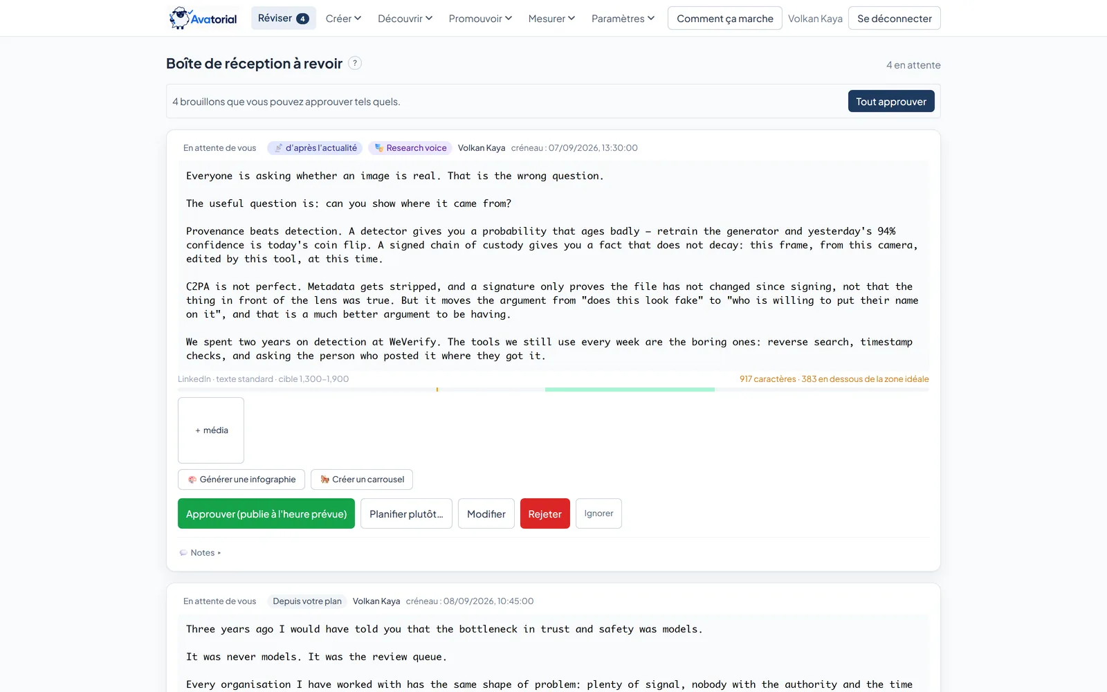Boîte de relecture Avatorial : brouillons LinkedIn en attente avec Approuver, Modifier, Refuser et Écarter, objectifs de longueur et génération d’infographie ou de carrousel en un clic